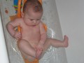 Elya dans son bain essaye d'attraper ses pieds - 003 * 1024 x 768 * (65KB)